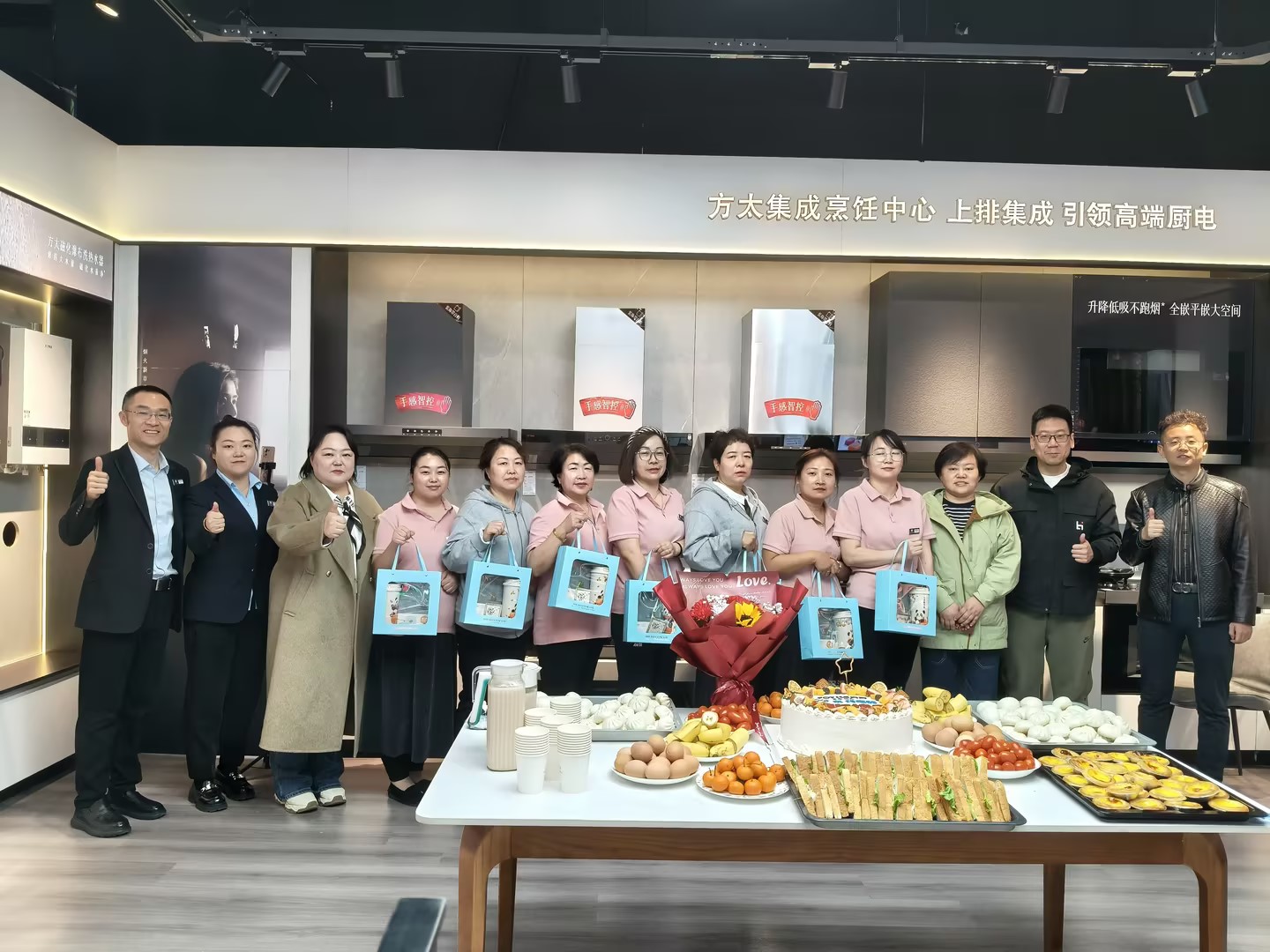 金宇店生日会合影.jpg